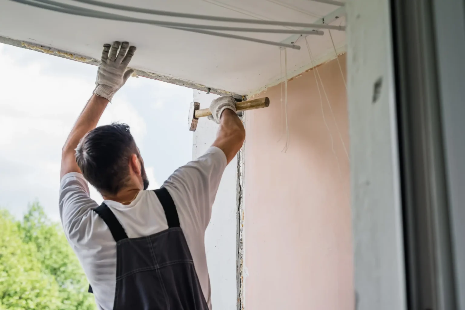 process-male-worker-repairing-window-house-close-up (Web H)